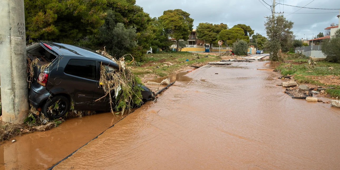 Συγκλονιστικό βίντεο από την κακοκαιρία στη Βάρη – Ορμητικά νερά εισέβαλαν σε σπίτι και παραλίγο να παγιδευτεί οικογένεια