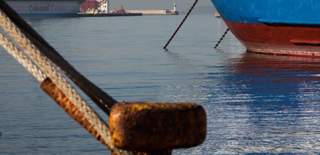 Ατύχημα στο λιμάνι του Ηρακλείου: Επιγραφή έπεσε στο κεφάλι 48χρονης