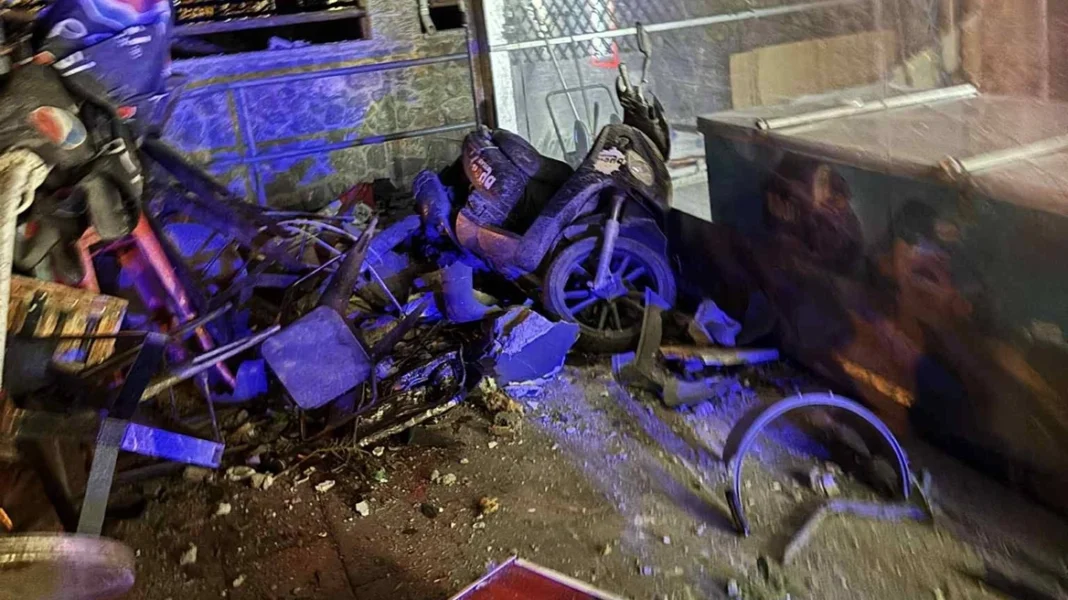 19χρονος πήρε σβάρνα κολώνες και μάντρα με αυτοκίνητο και «καρφώθηκε» σε επιχείρηση