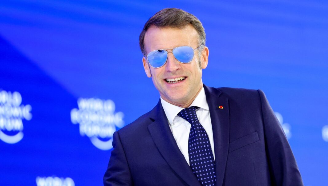 Viral ο Μακρόν με τα γυαλιά ηλίου Aviator – «Cyborg» και «επιδειξιομανής»