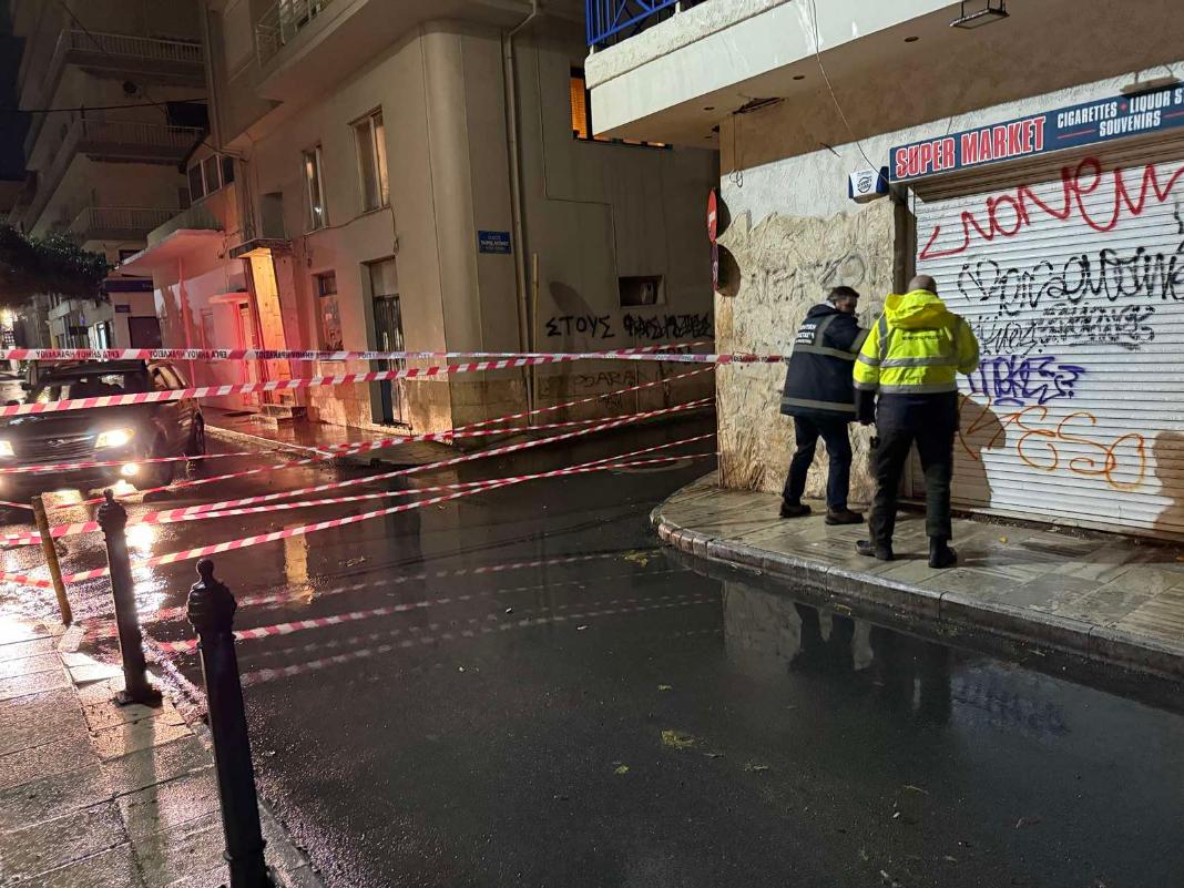 Αναστάτωση στο κέντρο του Ηρακλείου: Κατέρρευσε τμήμα από το μέγαρο Κοθρή (Φωτογραφίες)