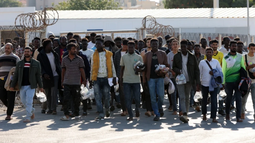 Νέες ρυθμίσεις για τη νόμιμη μετανάστευση: Ξεμπλοκάρουν άμεσα 90.000 εκκρεμείς άδειες διαμονής