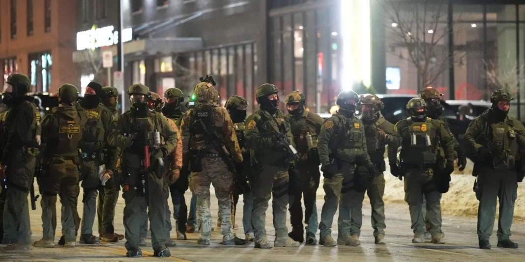 Μινεάπολη: Υπό πίεση ο Τραμπ μετά τον δεύτερο θάνατο διαδηλωτή -Διώχνει τον σκληρό Μποβίνο της ICE, αποσύρει πράκτορες