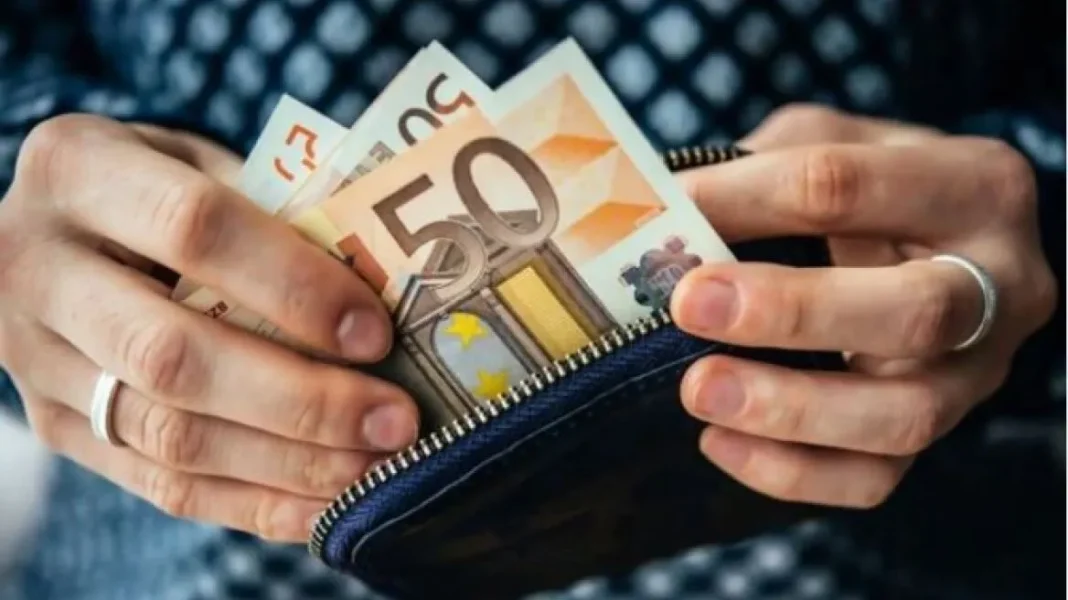 Σε διαβούλευση ο κατώτατος μισθός για το 2026, στόχος τα 950 ευρώ έως το 2027