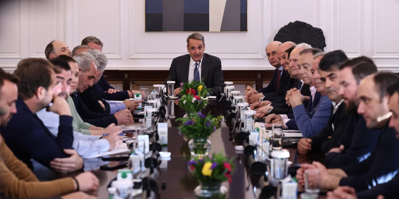 «Ραντεβού Παρασκευή ή από Δευτέρα, αναλόγως πότε θα φύγουν τα τρακτέρ από τους δρόμους», το μήνυμα Μαξίμου στους σκληρούς των μπλόκων