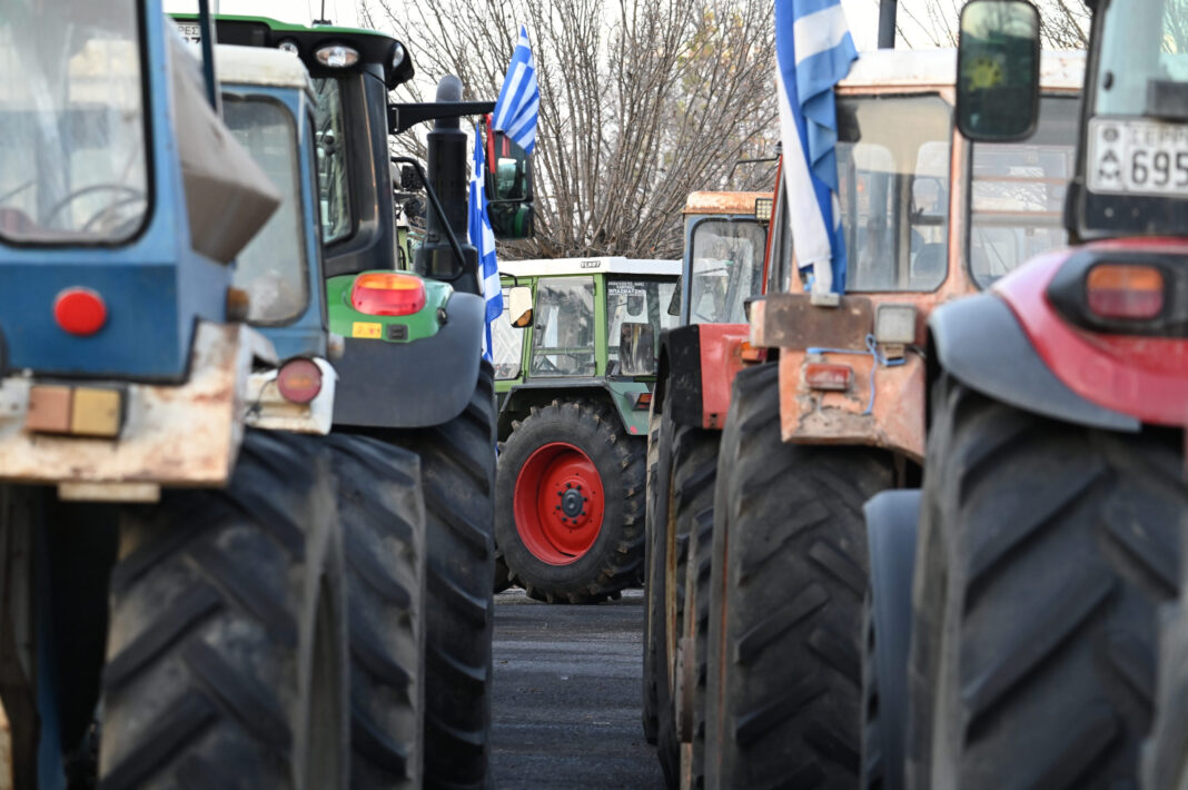 Σκληραίνουν τη στάση τους οι αγρότες: Προχωρούν σε 48ωρο αποκλεισμό δρόμων
