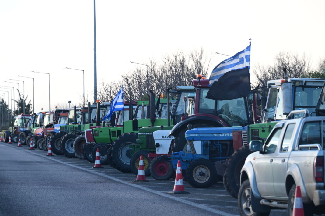 Ανοιχτοί οι δρόμοι σε όλη τη χώρα, παραμένουν στα μπλόκα οι αγρότες