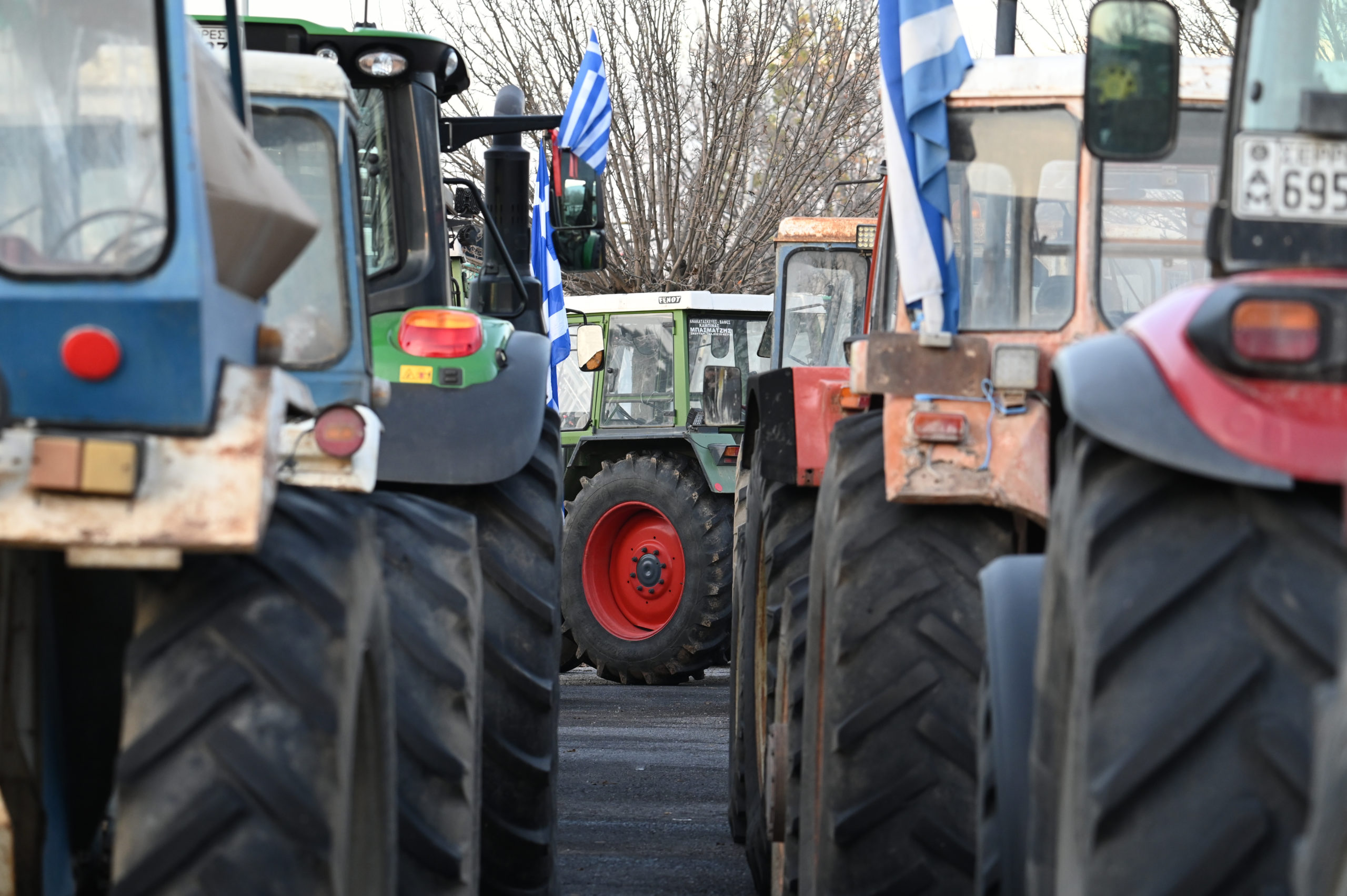 Σκληραίνουν τη στάση τους οι αγρότες: Προχωρούν σε 48ωρο αποκλεισμό δρόμων