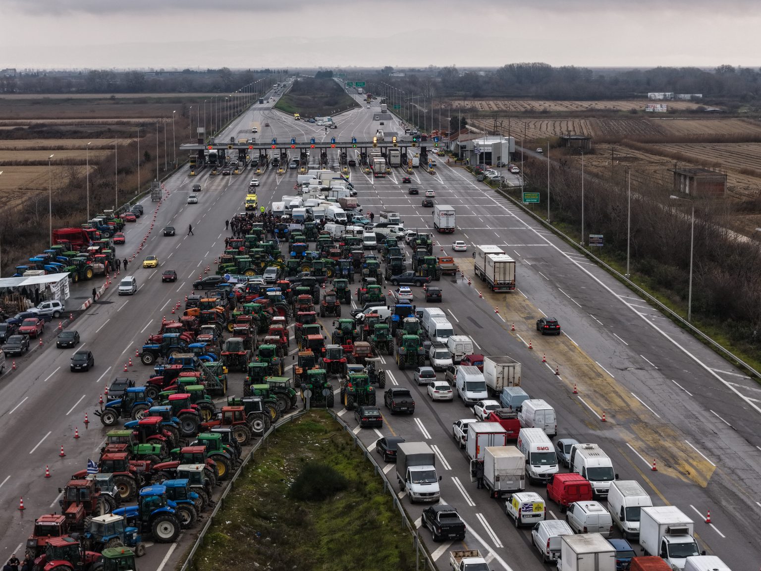 Αγρότες: Κλιμακώνονται οι κινητοποιήσεις – Ο «χάρτης» των μπλόκων