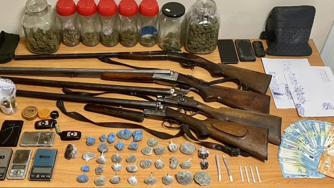 Οικογενειακό κύκλωμα διακίνησης ναρκωτικών με «βιτρίνα» κατάστημα στα Άνω Λιόσια, 5 συλλήψεις