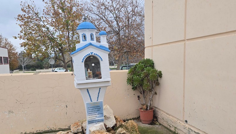 Χανιά: Ανεμβολίαστοι έστησαν εικονοστάσι έξω από το νοσοκομείο – Φωτογραφίες