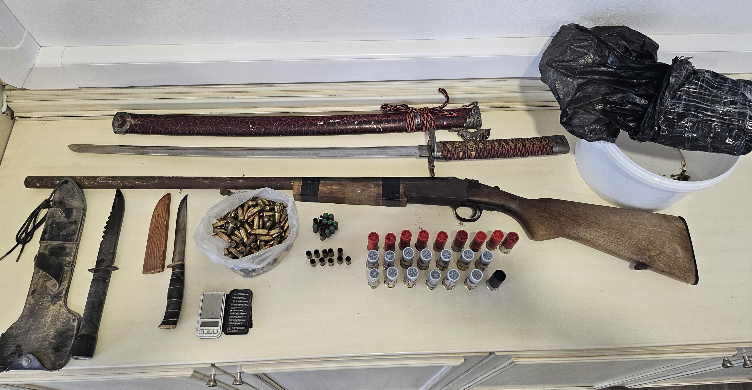 Hράκλειο: Οι έρευνες αποκάλυψαν όπλα και ναρκωτικά – Χειροπέδες σε 20χρονο και ανήλικο