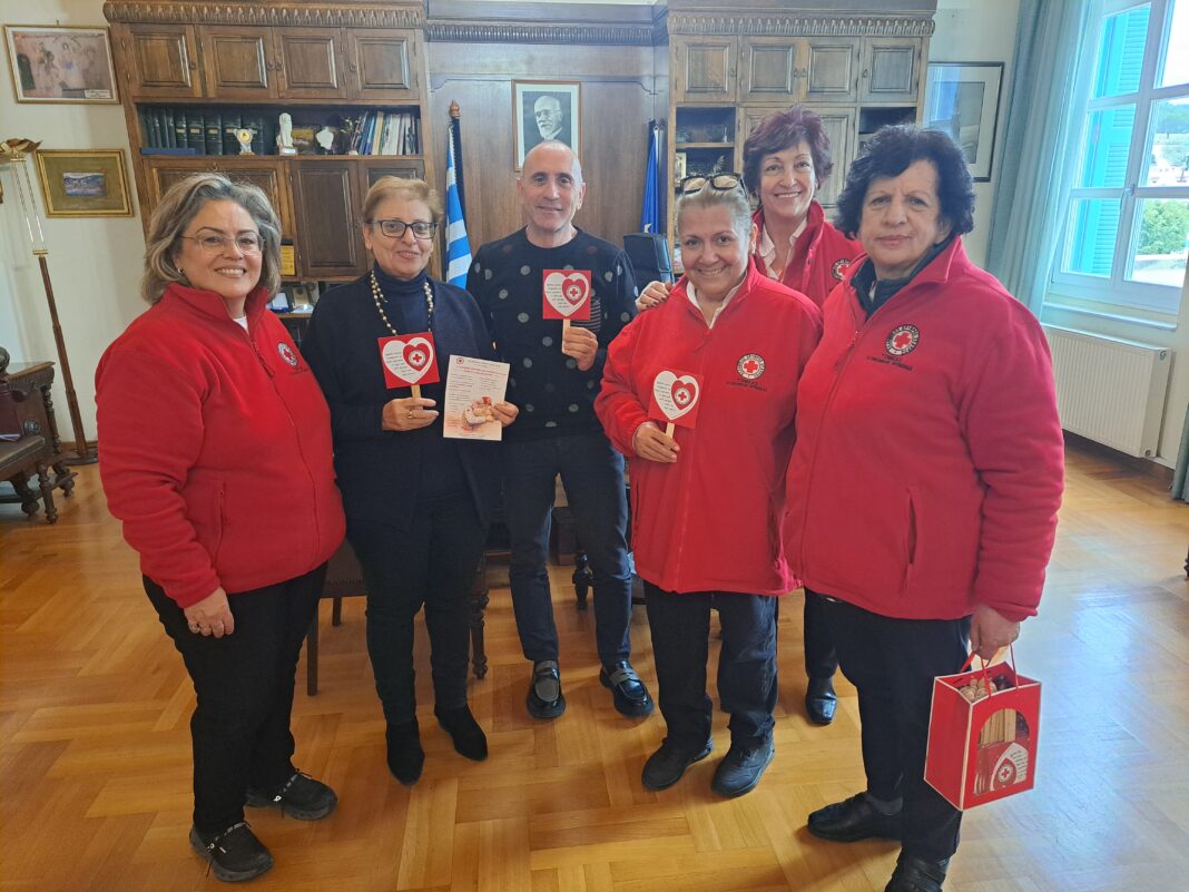 Επίσκεψη μελών του Ελληνικού Ερυθρού Σταυρού στην Αντιπεριφερειάρχη Ρεθύμνης Μαρία Λιονή με αφορμή την Παγκόσμια Ημέρα Αγκαλιάς