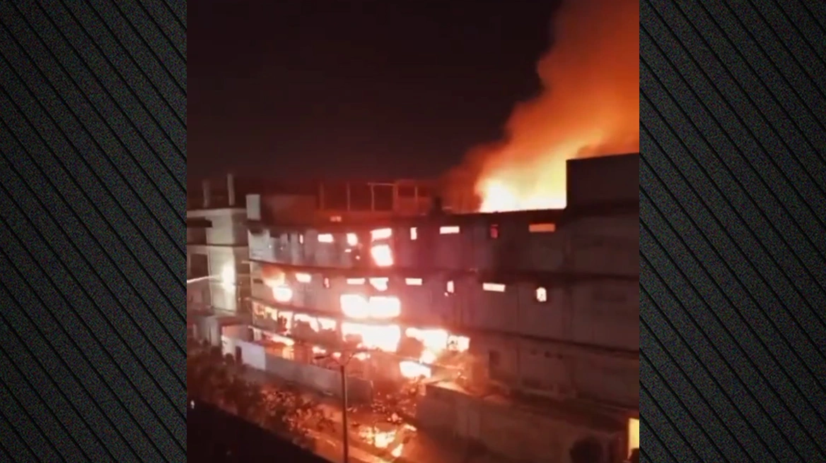 Τουλάχιστον 50 οι νεκροί από την πυρκαγιά σε εμπορικό κέντρο στο Καράτσι του Πακιστάν