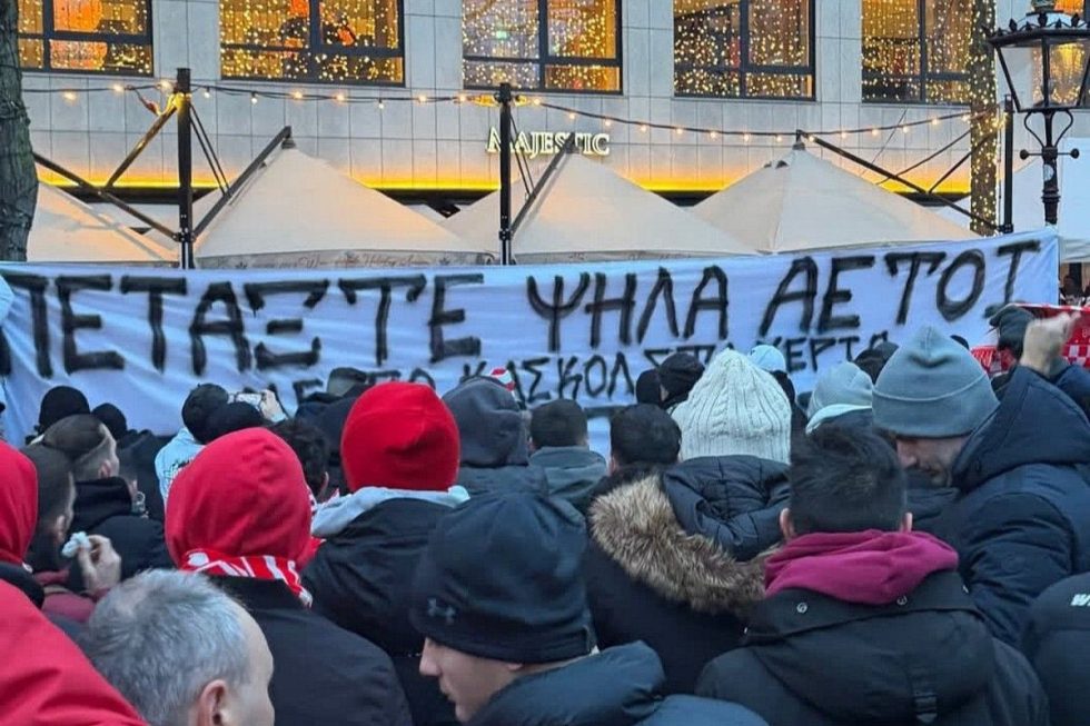 Συγκλονίζει το πανό των οπαδών του Ολυμπιακού για τους αδικοχαμένους οπαδούς του ΠΑΟΚ