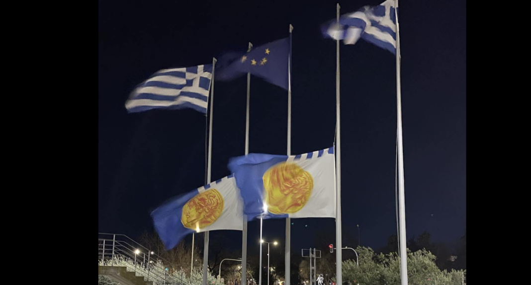 Μεσίστιες οι σημαίες στο Δημαρχείο Θεσσαλονίκης – Η πόλη πενθεί για τους επτά φιλάθλους του ΠΑΟΚ