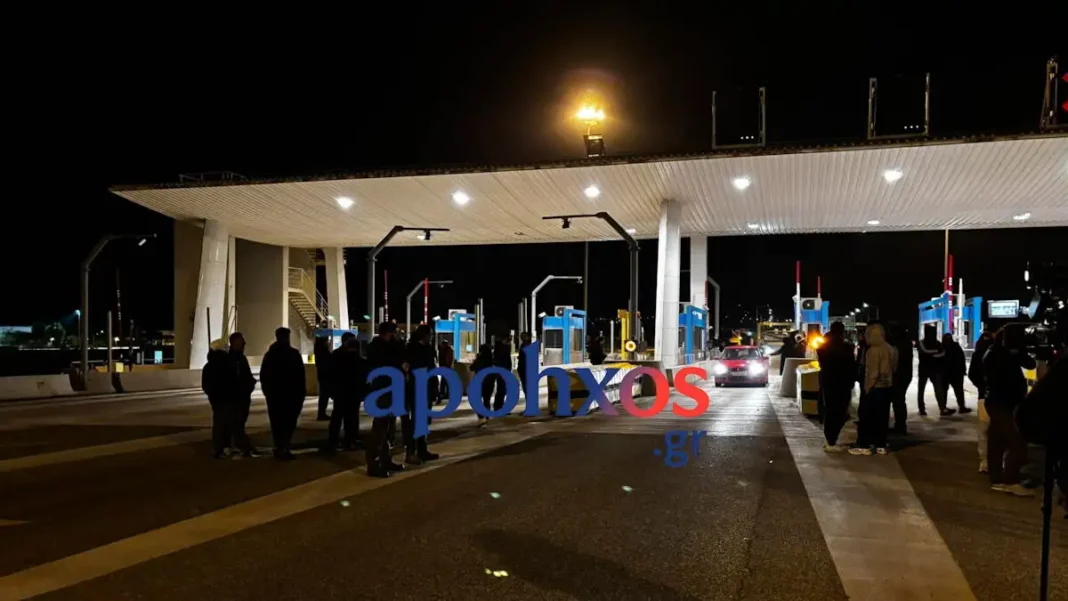 Πάτρα: Αγρότες άνοιξαν τα διόδια στο Ρίο – Αιφνιδίασαν την αστυνομία και τους κατοίκους