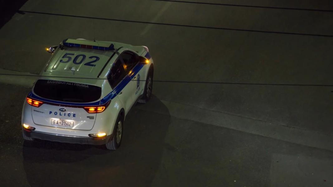 Κορυδαλλός: Γυναίκα απειλεί να πέσει από ταράτσα πολυκατοικίας