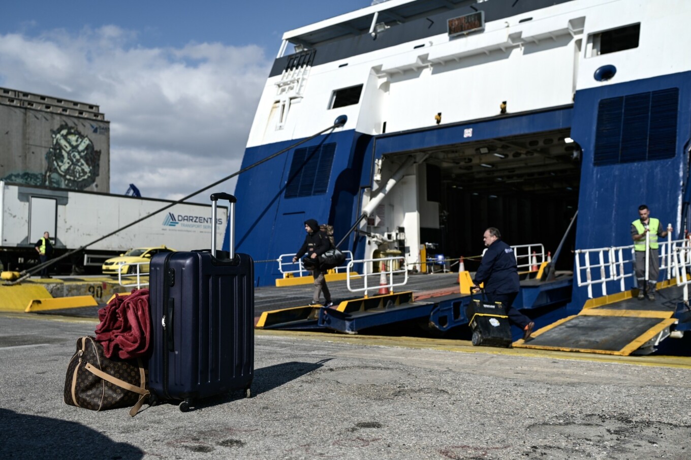 Εκπτώσεις σε ακτοπλοϊκά και αεροπορικά εισιτήρια για τους αναπληρωτές εκπαιδευτικούς για το σχολικό έτος 2025 – 2026