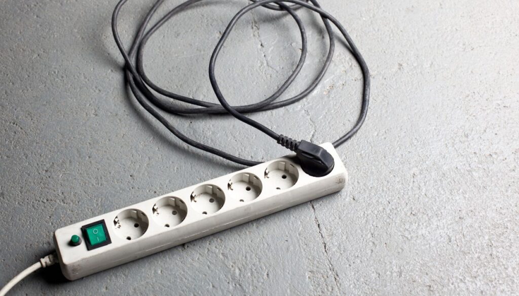 Κακοκαιρία: Αυτές τις ηλεκτρικές συσκευές πρέπει να βγάλετε από την πρίζα