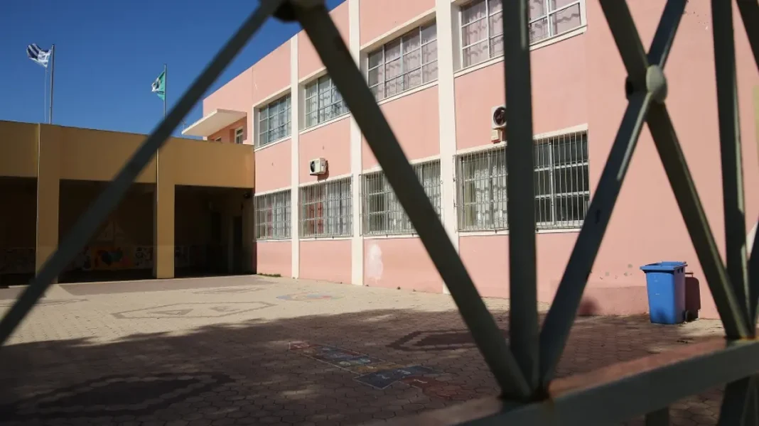 Πέταξαν βεγγαλικά σε προαύλιο σχολείου στο Γαλάτσι, στο νοσοκομείο 14χρονος