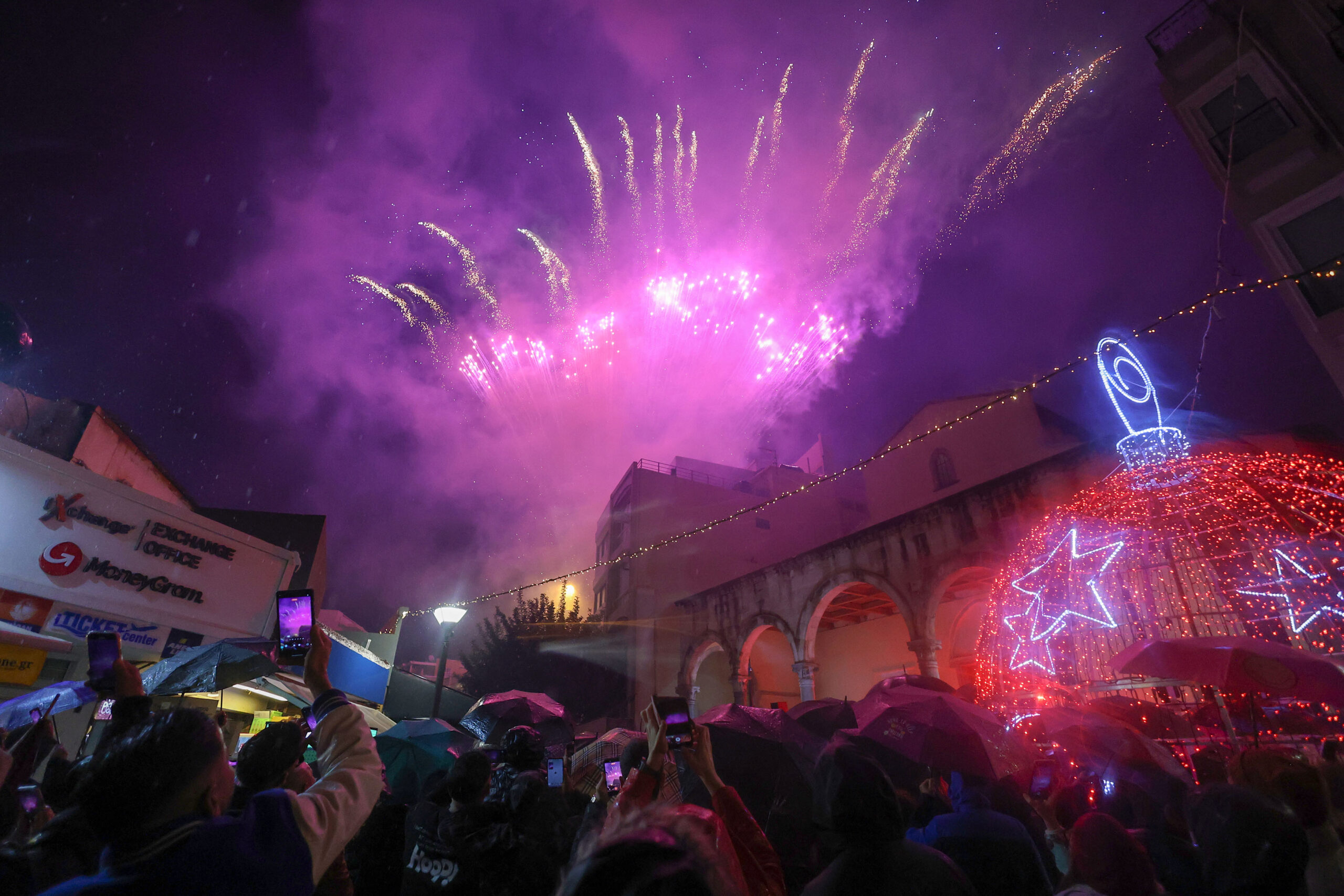 Με ομπρέλες και βροχή η υποδοχή του νέου έτους σε Ηράκλειο και Χανιά – Φωτογραφίες