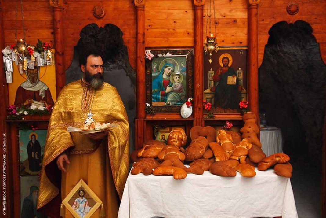 Άγιος Αντώνιος στο Λουτρό Σφακίων: Το μοναδικό έθιμο με ανθρωπόσχημα ψωμιά – Βίντεο
