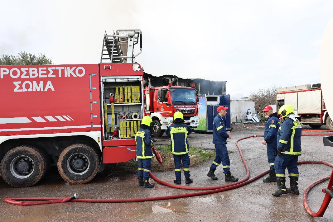 Αποθήκη «τυλίχθηκε» στις φλόγες – Δείτε βίντεο