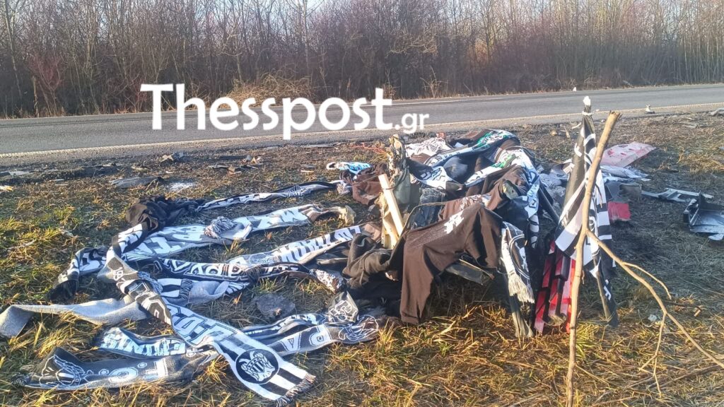 Ρουμανία: Φίλαθλοι του ΠΑΟΚ σκέπασαν τα συντρίμμια του τροχαίου με μπλούζες και κασκόλ – Φωτογραφίες