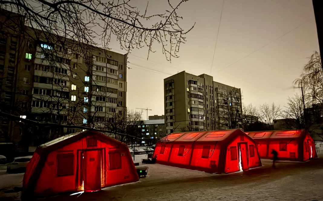 Οι σκηνές «θέρμανσης και φόρτισης» του Κιέβου – Έκκληση Ζελένσκι για προμήθειες ηλεκτρικής ενέργειας