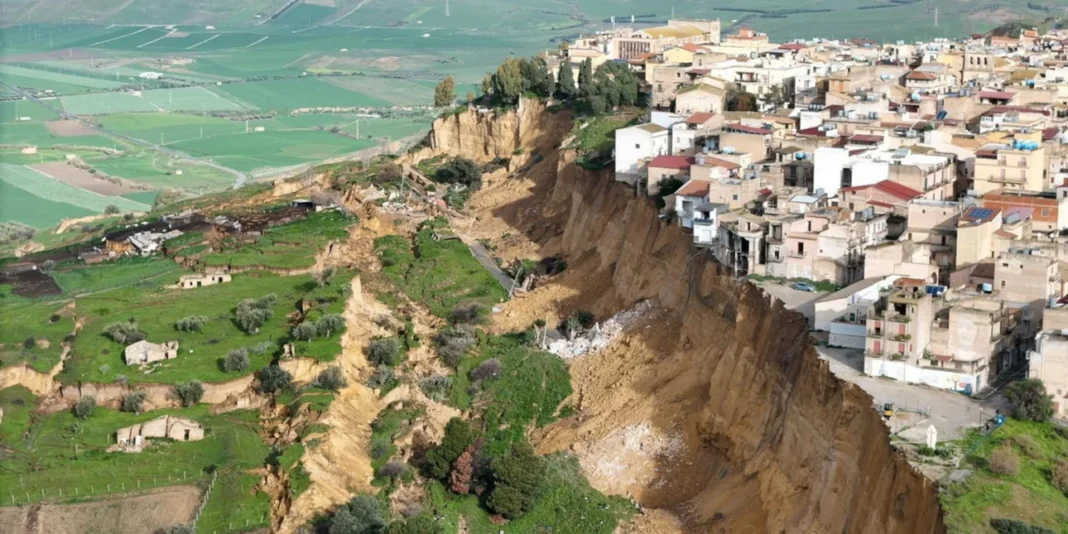 Αδιανόητες εικόνες μετά από εκτεταμένη κατολίσθηση στη Σικελία -Σοκάρει βίντεο με σπίτια να γλιστράνε στον γκρεμό