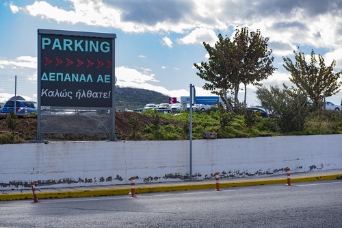 “Χάος” στο αεροδρόμιο Ηρακλείου λόγω του μόνιμα… γεμάτου δημοτικού πάρκινγκ στην καρδιά του χειμώνα!