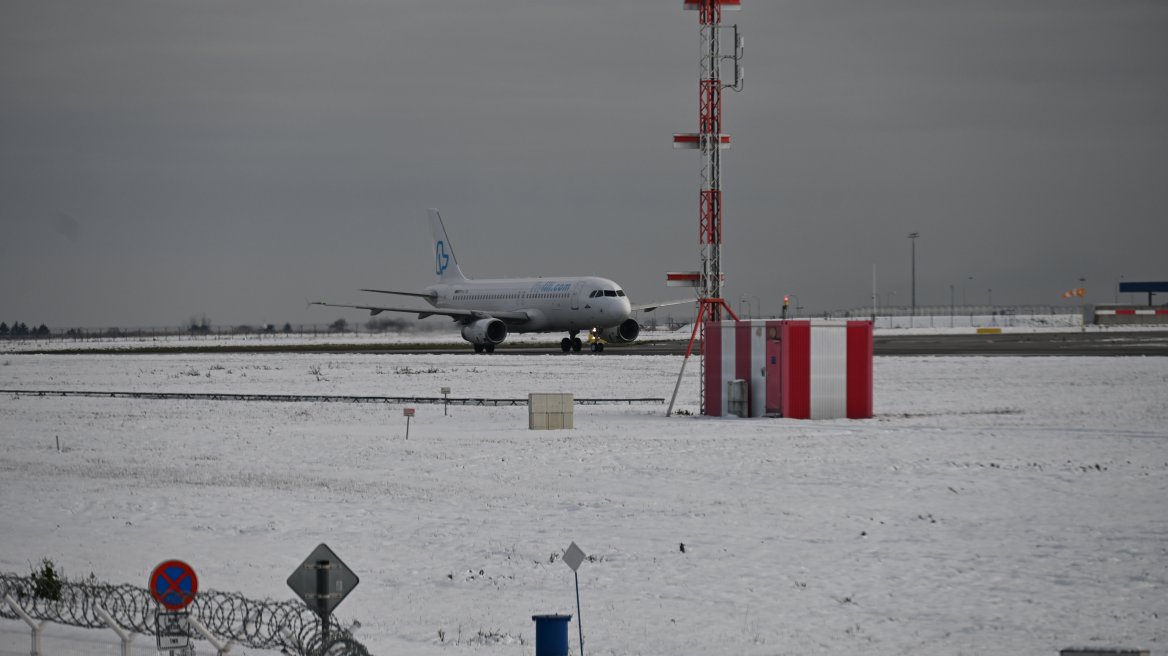 Κλειστά τα αεροδρόμια σε Βιέννη και Μπρατισλάβα λόγω κακοκαιρίας, «πολύ περιορισμένη λειτουργία» στο αεροδρόμιο της Πράγας
