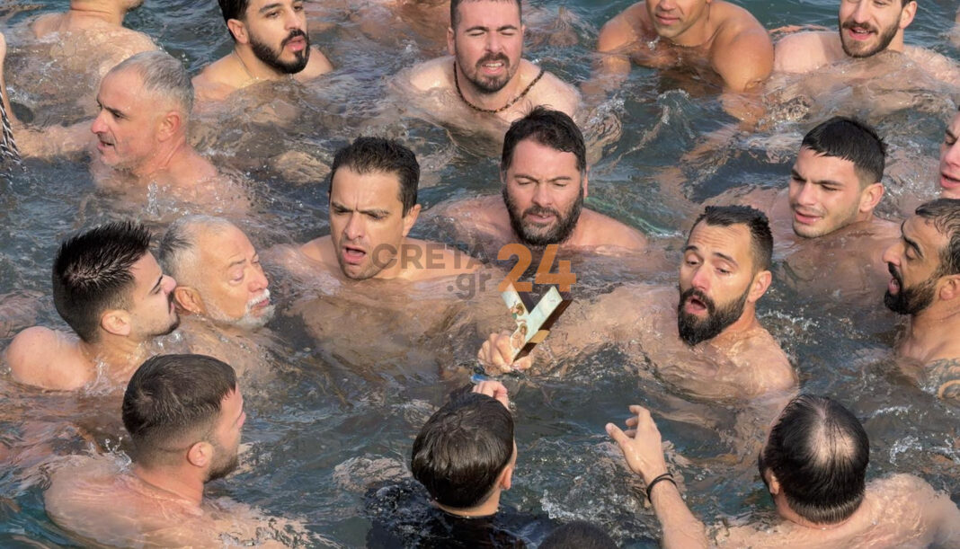 Αγιασμός των υδάτων στο Ηράκλειο: Έπιασαν αλλά… έσπασαν τον Τίμιο Σταυρό – Φωτογραφίες