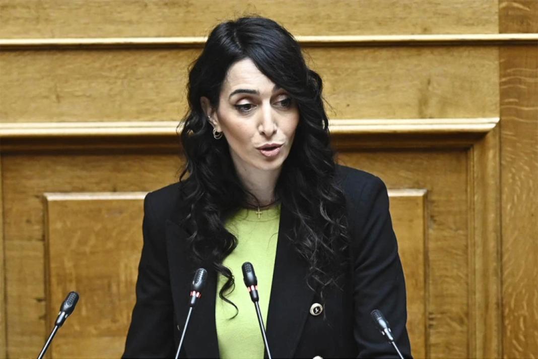 «Αλληλογραφία στα καφενεία»: Αναφορά Κ. Σπυριδάκη στη Βουλή για την κατάρρευση των ΕΛΤΑ στην Ιεράπετρα