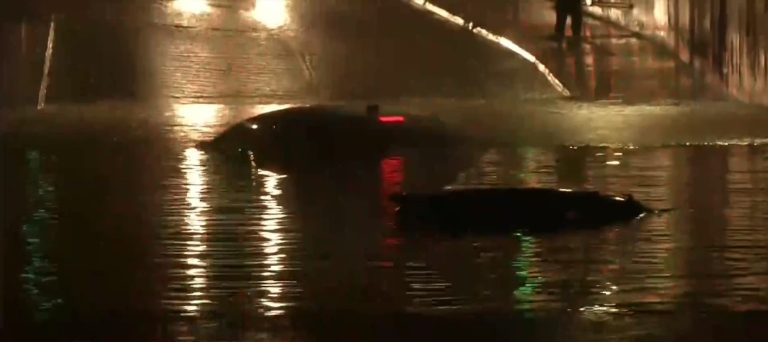 «Βούλιαξαν» αυτοκίνητα κάτω από τη γέφυρα της Σπύρου Λούη