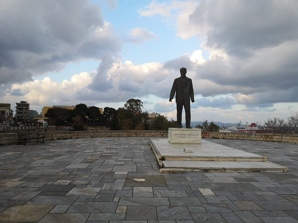 Ηράκλειο: 19χρονος έκανε «βουτιά» στο κενό από τα Ενετικά τείχη