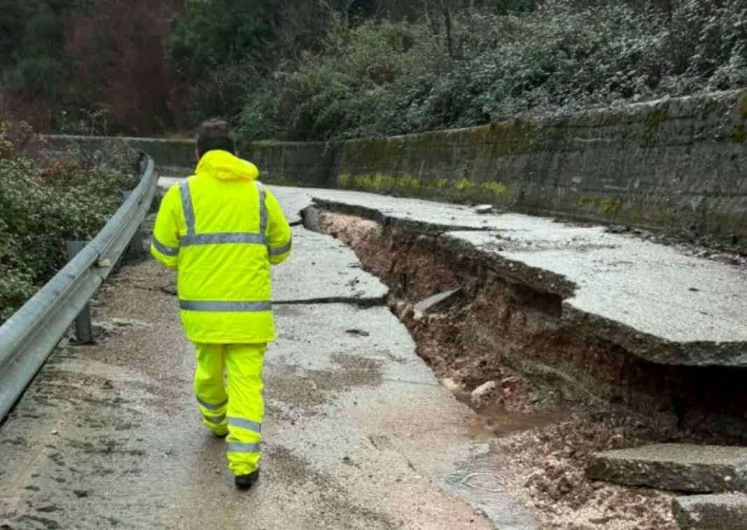 Στη δίνη της κακοκαιρίας η δυτική Ελλάδα: Πλημμυρισμένοι δρόμοι και ανεμοστρόβιλοι