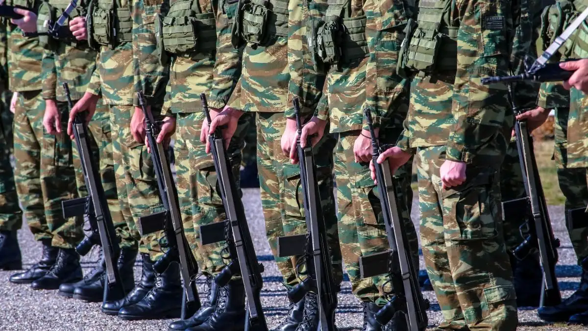 Explainer: Ένα νομοσχέδιο που αλλάζει τον στρατό και προκαλεί θύελλα αντιδράσεων