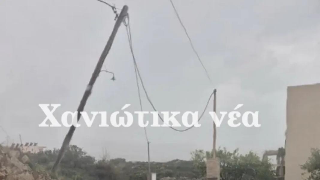 Οι ισχυροί άνεμοι μετακίνησαν στύλο της ΔΕΗ