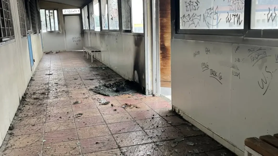 Θεσσαλονίκη: Νεαροί έβαλαν φωτιά σε σχολείο