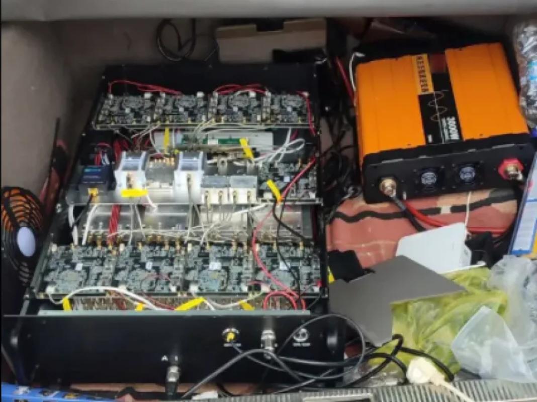 Συναγερμός στην ΕΛ.ΑΣ.: Κινέζοι έκλεβαν τραπεζικά δεδομένα από κινητά, με ειδικό πομπό κρυμμένο σε αυτοκίνητο