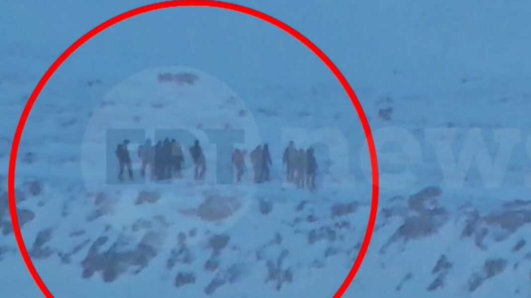 Ταΰγετος: Εντοπίστηκαν οι ορειβάτες, τους κατεβάζουν με φορεία – 90 άτομα στην επιχείρηση απεγκλωβισμού!