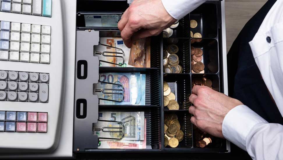 Άδειαζε το ταμείο αλλά τον τσάκωσε ο εργοδότης του