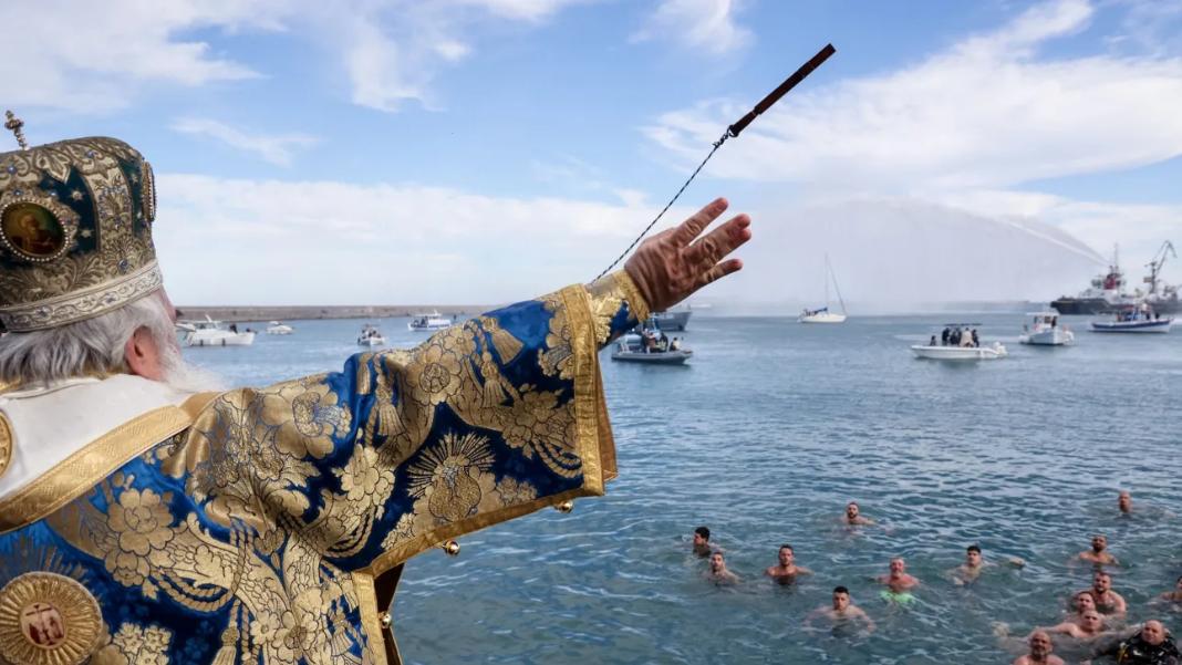 Θεοφάνια: Τα έθιμα σε όλη την Ελλάδα – Γιατί ρίχνουμε τον Σταυρό στο νερό