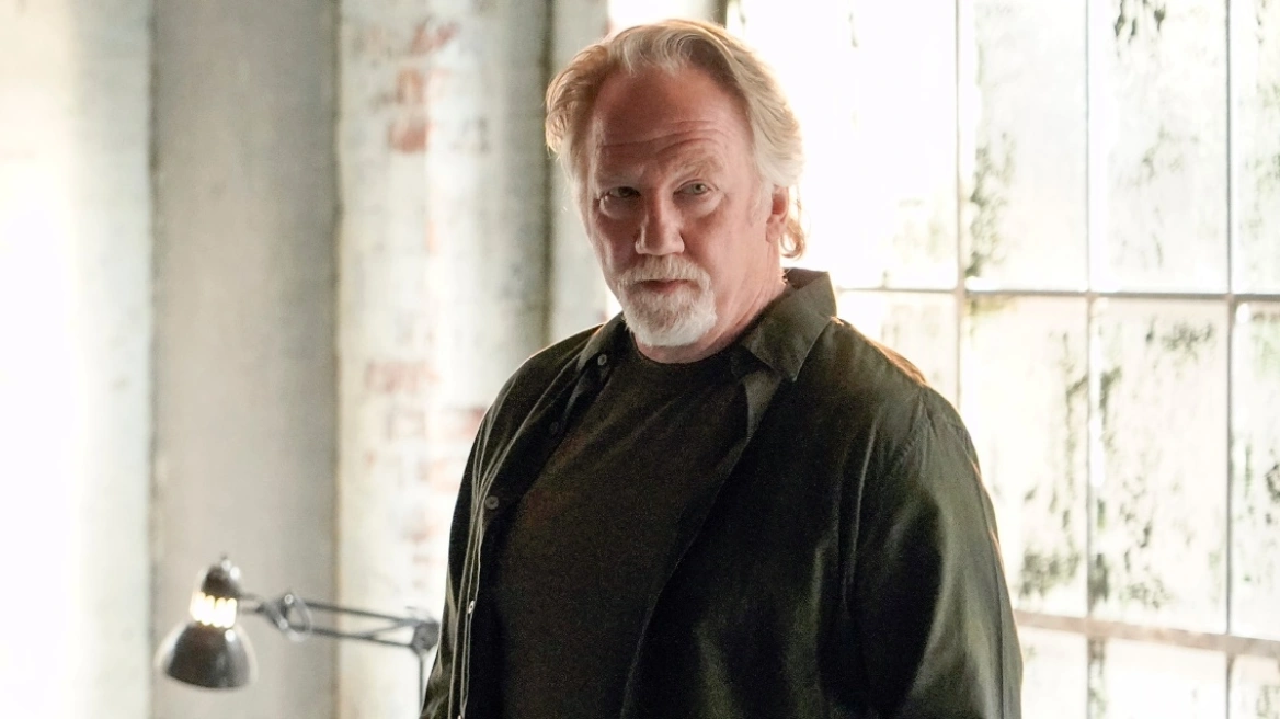 Ένταλμα σύλληψης για τον ηθοποιό του «West Wing» Τίμοθι Μπάσφιλντ για φερόμενη σεξουαλική κακοποίηση ανηλίκων