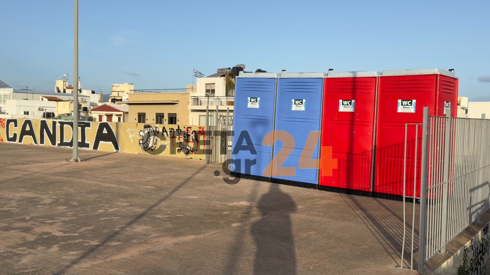 Χημικές τουαλέτες πάνω στα Ενετικά Τείχη: Οι αντιδράσεις, η αλήθεια και η μετακίνηση