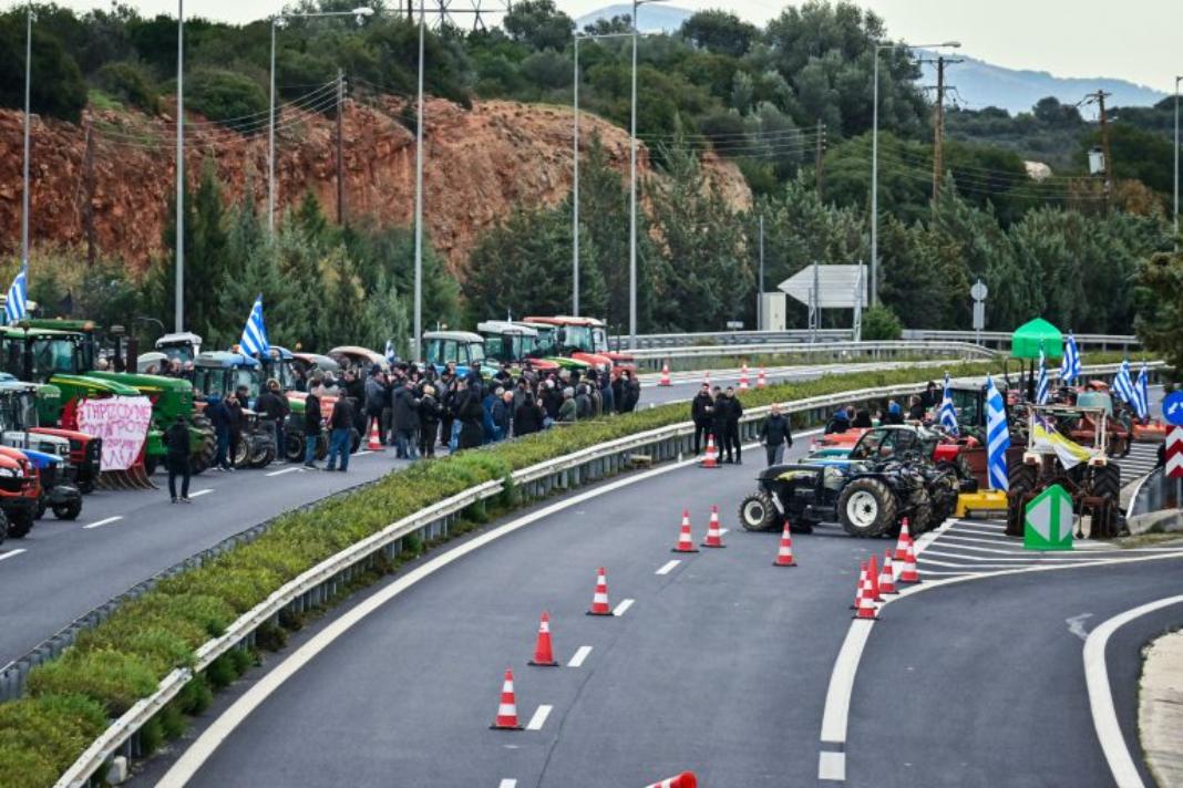 Στο Μαξίμου θα διεκδικήσουν την επιβίωσή τους, λένε οι αγρότες – Χαλάρωσαν τα μπλόκα ενόψει της συνάντησης της Τρίτης