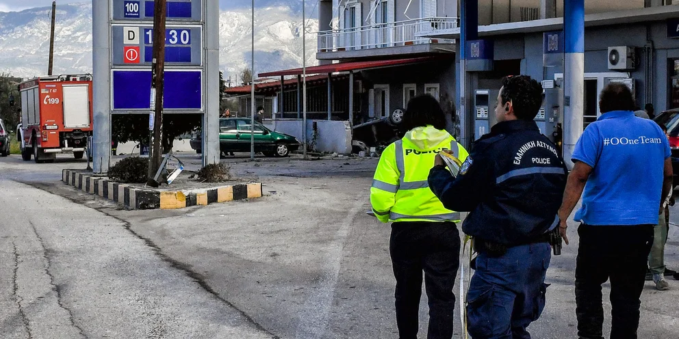 Τραγωδία με δύο νεκρούς στην Κορινθία: Η στιγμή που το ΙΧ εισβάλλει σε βενζινάδικο και «καρφώνεται» στο σπίτι