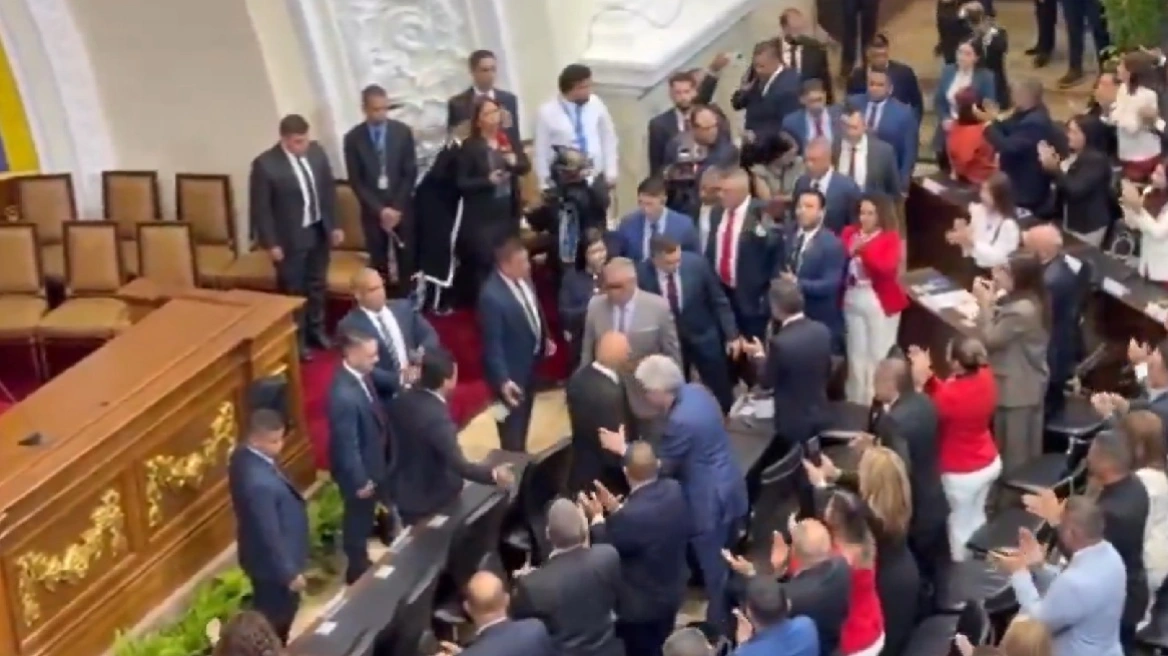 «Vamos Nico»: Με συνθήματα υπέρ του Μαδούρο η πρώτη συνεδρίαση της εθνοσυνέλευσης στη Βενεζουέλα